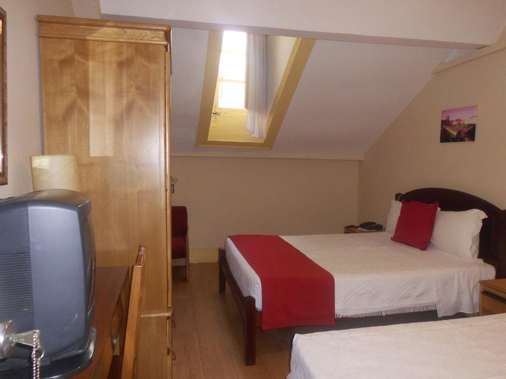 Budget Triple Room Skylight,410955459:JPEG